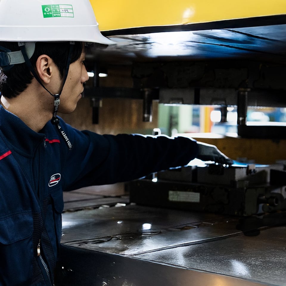 Worker-small-plate-press-1